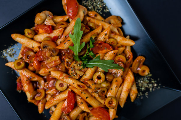 意大利面配番茄酱，橄榄和蘑菇图片下载