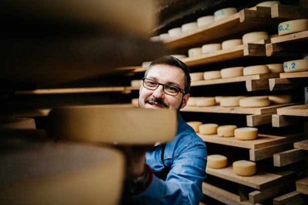 仓库里有个拿着奶酪轮的男人图片下载