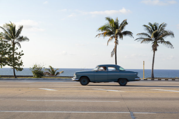 经典汽车在古巴哈瓦那海岸行驶图片下载