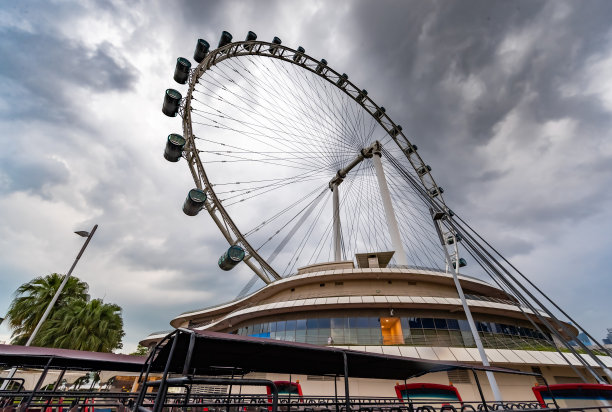新加坡巨大的摩天轮是当地的地标，在多云的天气里可以从下面看到图片下载