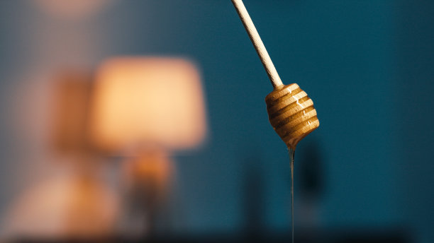 《滴着的一勺蜂蜜》的特写图片下载