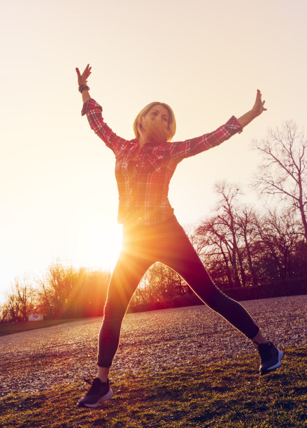 快乐的年轻女子跳跃图片下载