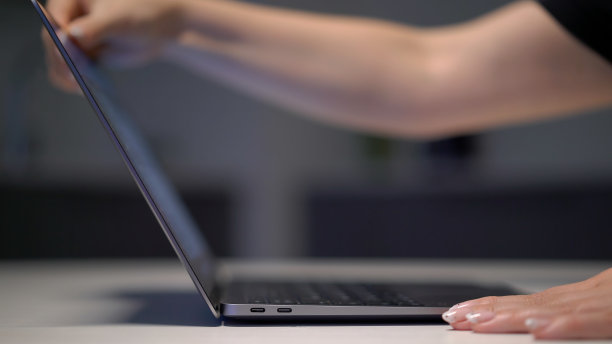 人打开笔记本电脑。一个不认识的女人在电脑上工作图片下载