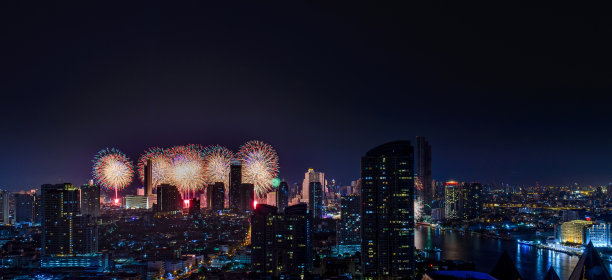 晚上在城市里放烟花。曼谷市景。泰国图片下载