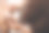 美容师在美容院用手将白色面膜敷在顾客脸上。前视图。美丽的皮肤。面部皮肤治疗。图片下载