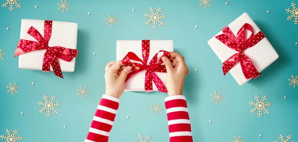 制作圣诞礼品盒的人图片下载