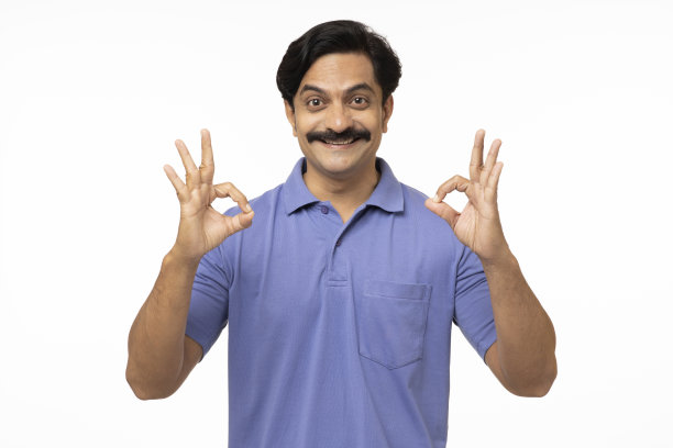 英俊男子的肖像在白色背景，股票照片图片下载