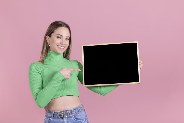 美丽的女人手里拿着一块空白的黑板图片下载