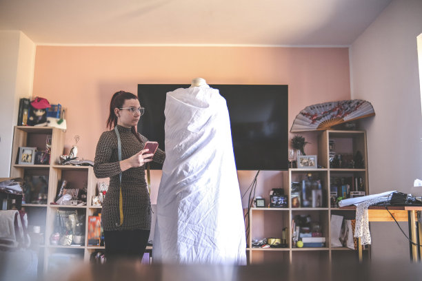 揭开一件设计师设计的婚纱图片下载