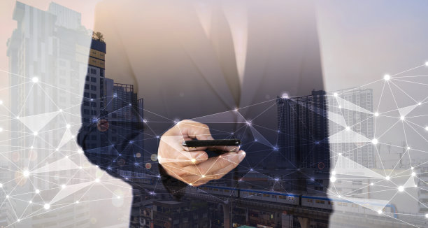 商人使用智能手机在线社交网络图片下载