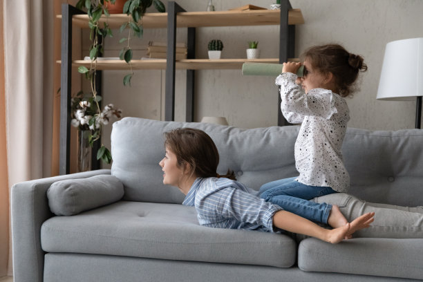 兴奋可爱的女儿骑着健美的妈妈回来了图片下载