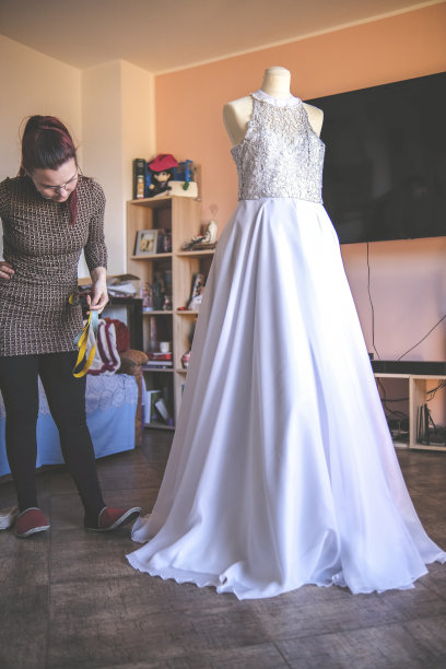 为设计师的婚纱添加最后的细节图片下载