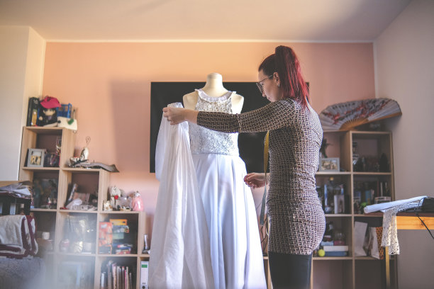 揭开一件设计师设计的婚纱图片下载