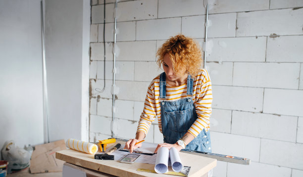 女建筑工程师在一张临时搭建的桌子上工作图片下载