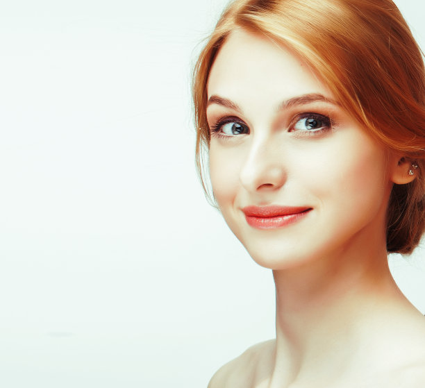 年轻甜美的姜女人封闭孤立在白色的背景上，完美的纯洁天真的美丽图片下载