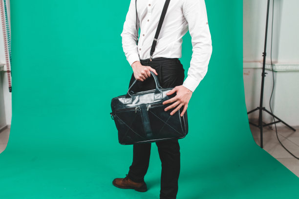 一个男人在套房里拿着包的特写照片图片下载
