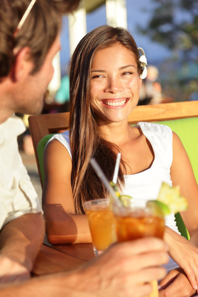 沙滩俱乐部的女人在户外约会喝酒图片下载