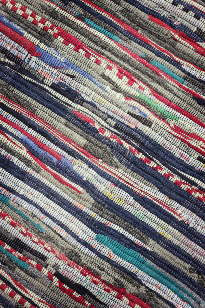 带有条纹图案的传统乡村地毯图片下载