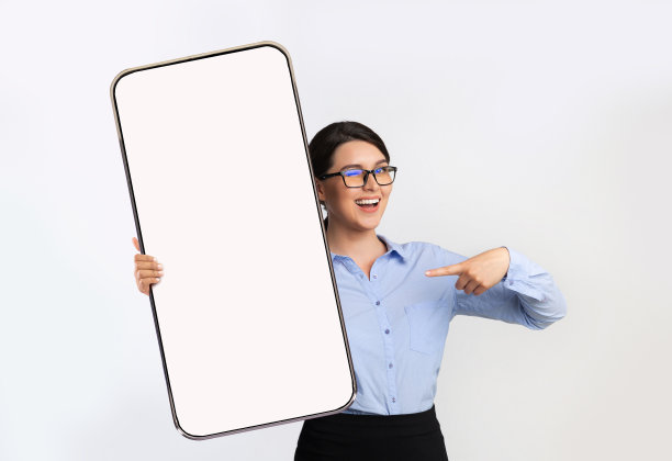 商务应用。年轻的商务女士指着空白的智能手机在手中图片下载