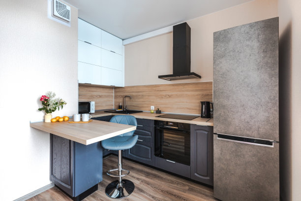 极简主义灰色木制厨房，带无把手立面和吧台，智能收纳系统图片下载