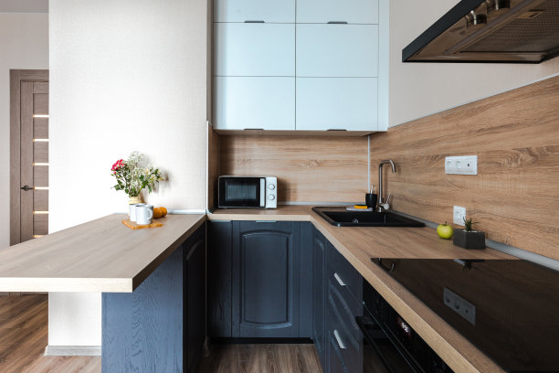 极简主义灰色木制厨房，带无把手立面和吧台，智能收纳系统图片下载