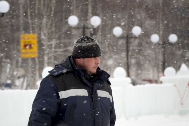 一名安装人员在建造一座冰镇时的肖像图片下载