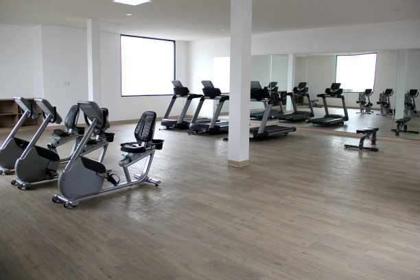 固定自行车和电动跑步机的训练和健身。健身器材在没有人的健身房，有一个锻炼的空间，有更好的生活质量图片下载