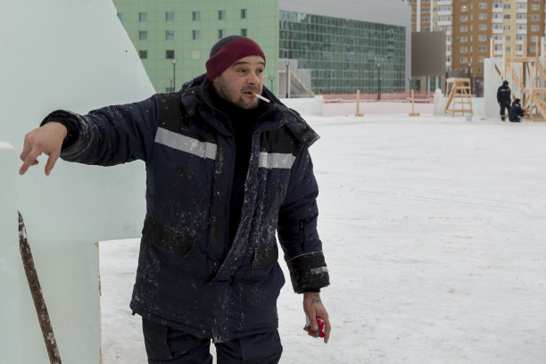 安装人员在冰面板上的肖像图片下载