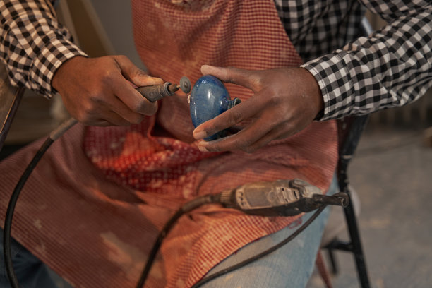 经验丰富的非裔美国工匠研磨陶瓷图片下载