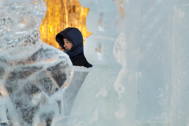 安装人员在冰面板上的肖像图片下载