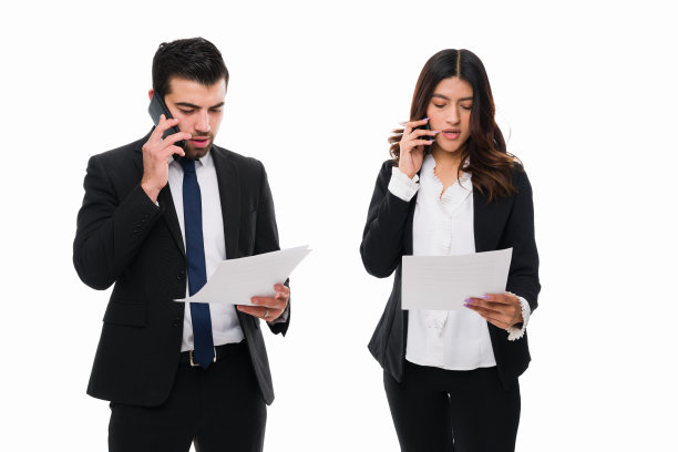 忙碌的会计师在打电话图片下载