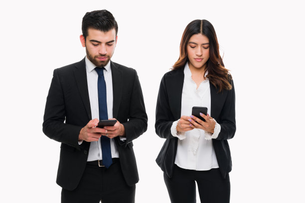 商业伙伴使用他们的智能手机图片下载