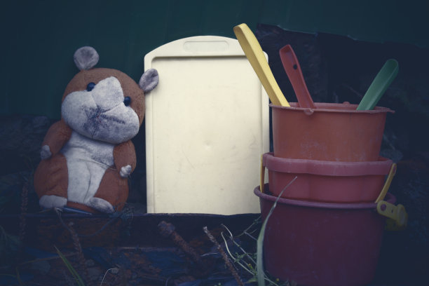 街上丢弃的旧玩具。特写镜头。背景。图片下载