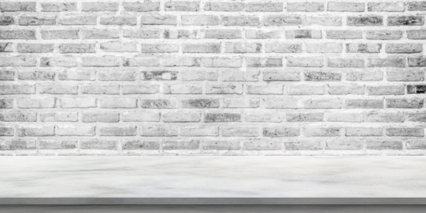 空的白色大理石桌面与砖墙背景图片下载