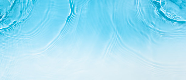 透明的蓝色，清澈平静的水面纹理图片下载