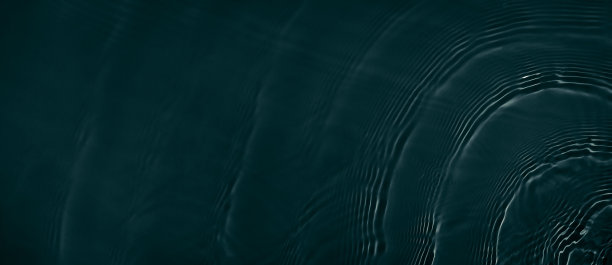 旗帜黑色透明，水面纹理清澈平静图片下载