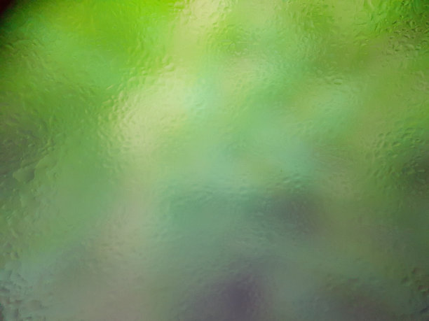 经过散焦过滤的散景抽象背景在玻璃窗上图片下载