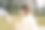 一个美丽的亚洲女孩和一个纸风车在黄昏的草坪上图片下载