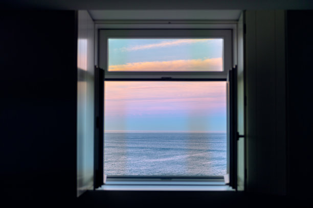 大西洋上的日出透过敞开的窗户图片下载