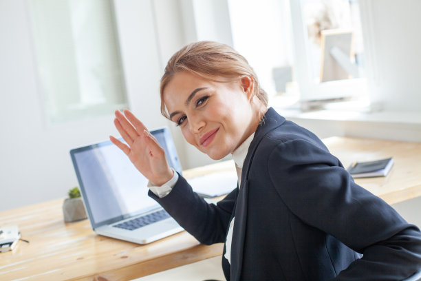 迷人的年轻女商人带着幸福的微笑图片下载