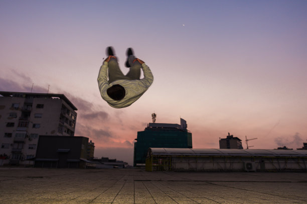 杂技演员在户外练习跑酷图片下载