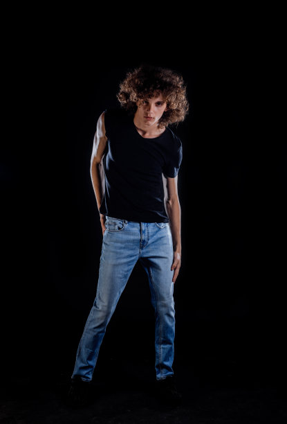 留着卷发摆造型的摇滚小子图片下载