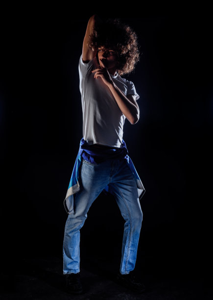 留着非洲式卷发的年轻人图片下载