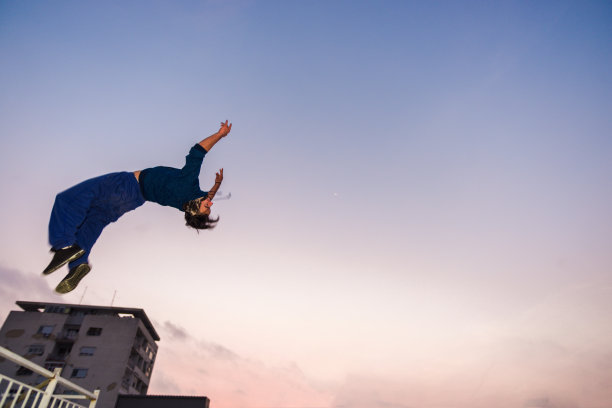 一个转身做后空翻的年轻人图片下载