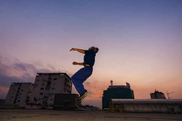 杂技演员在户外练习跑酷图片下载