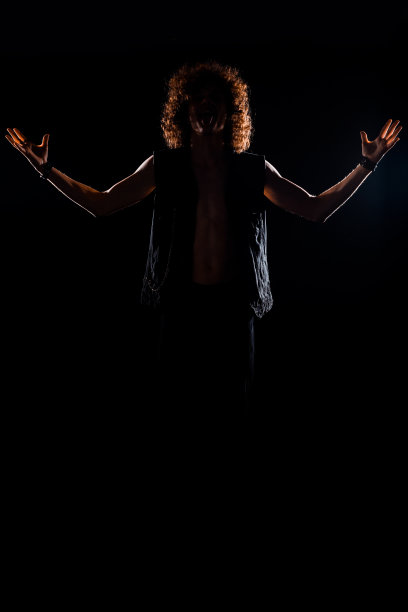 时尚摇滚明星对着黑墙图片下载