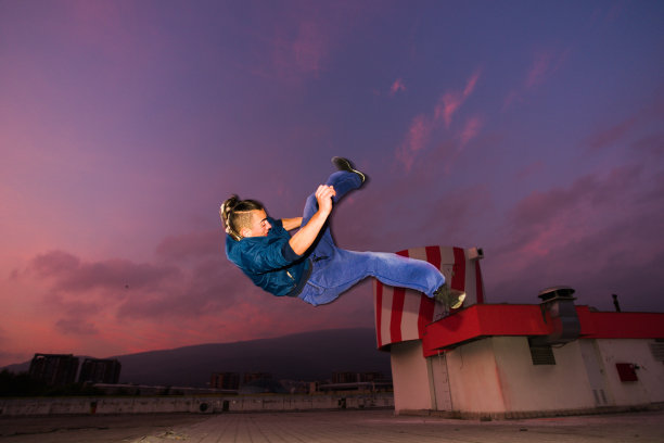 运动员在晚上跑酷跳图片下载