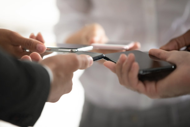 近距离观察各种各样的人在圈子里使用智能手机图片下载