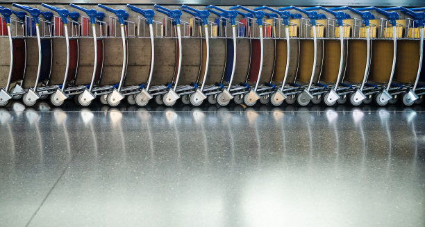 为机场旅客堆放的一排行李车图片下载