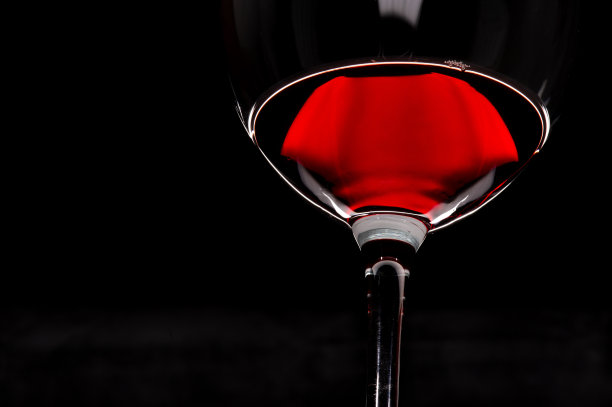 一个杯子的剪影，里面的红酒很少图片下载